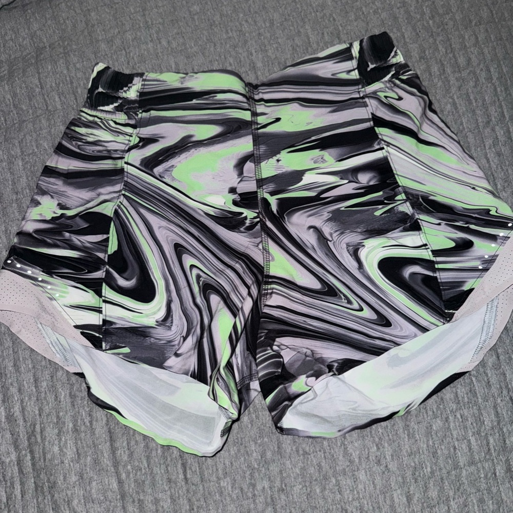NEW Lululemon Hot-Hot High Rise Shorts 4" Size 4 - Picture 2 of 3